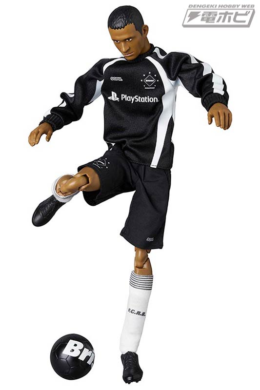 F.C.Real Bristol」と「PlayStation」のコラボユニフォームを着た