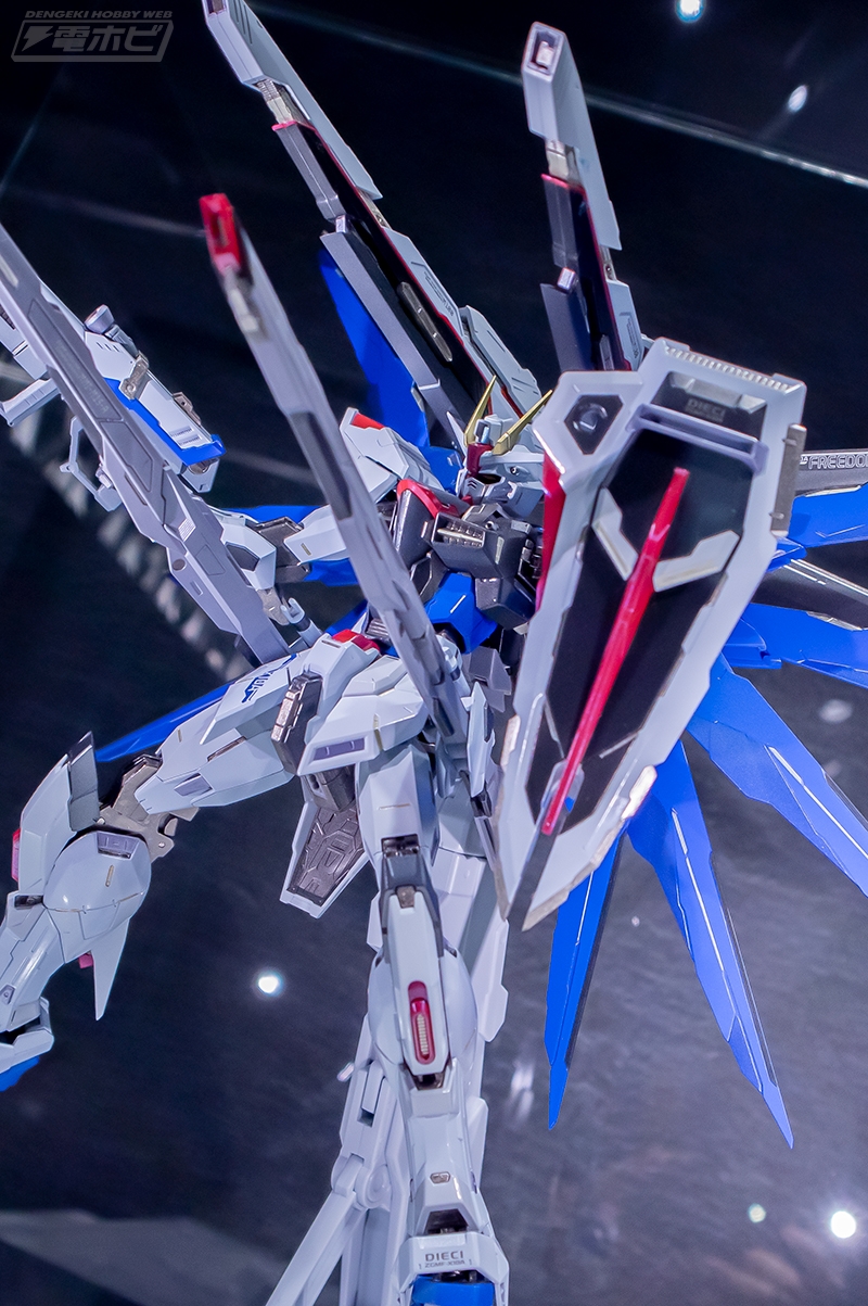 極みへと至る「自由の翼」を持つ最強のガンダムが降臨！「METAL BUILD