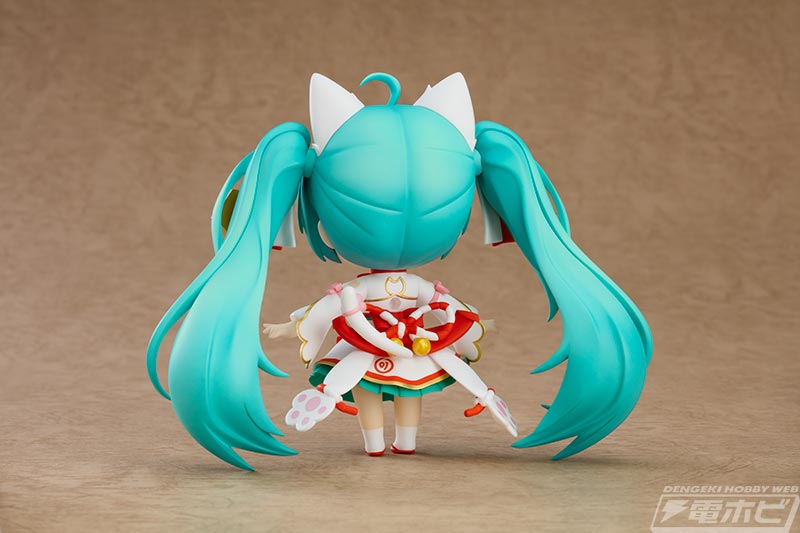 縁起物の招き猫の要素を取り入れた、おめでた可愛い「招きミク」が