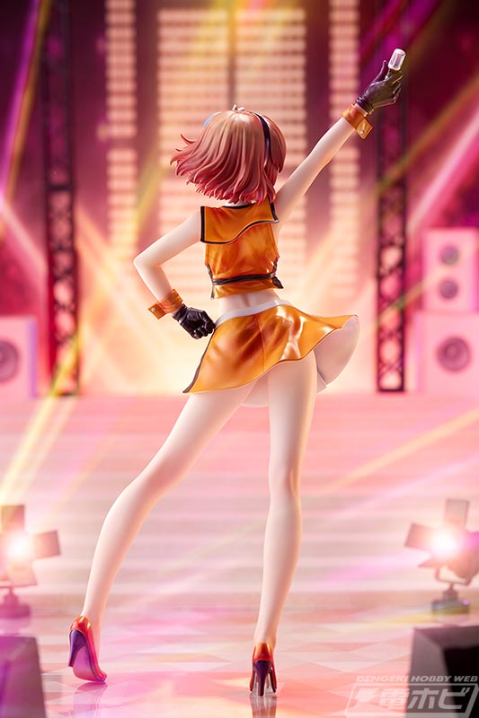 美しいボディラインに注目！『ULTRAMAN』ヒロインの佐山レナが科特隊風