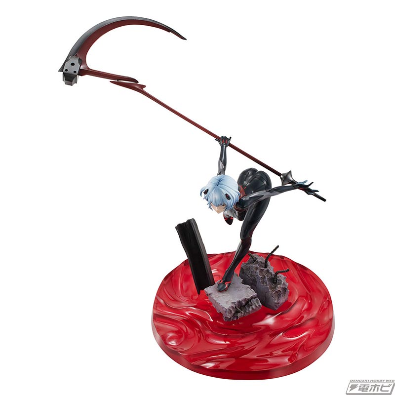 ヱヴァンゲリヲン新劇場版』大鎌を大胆に振るアヤナミレイ（仮称）の