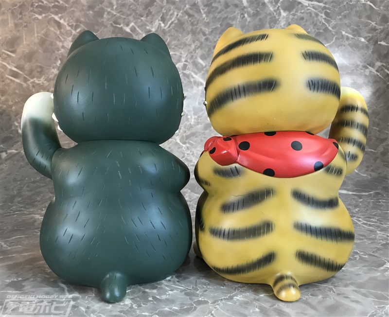 縁起のいい招き猫スタイル！『じゃりン子チエ』小鉄とアントニオJr.が