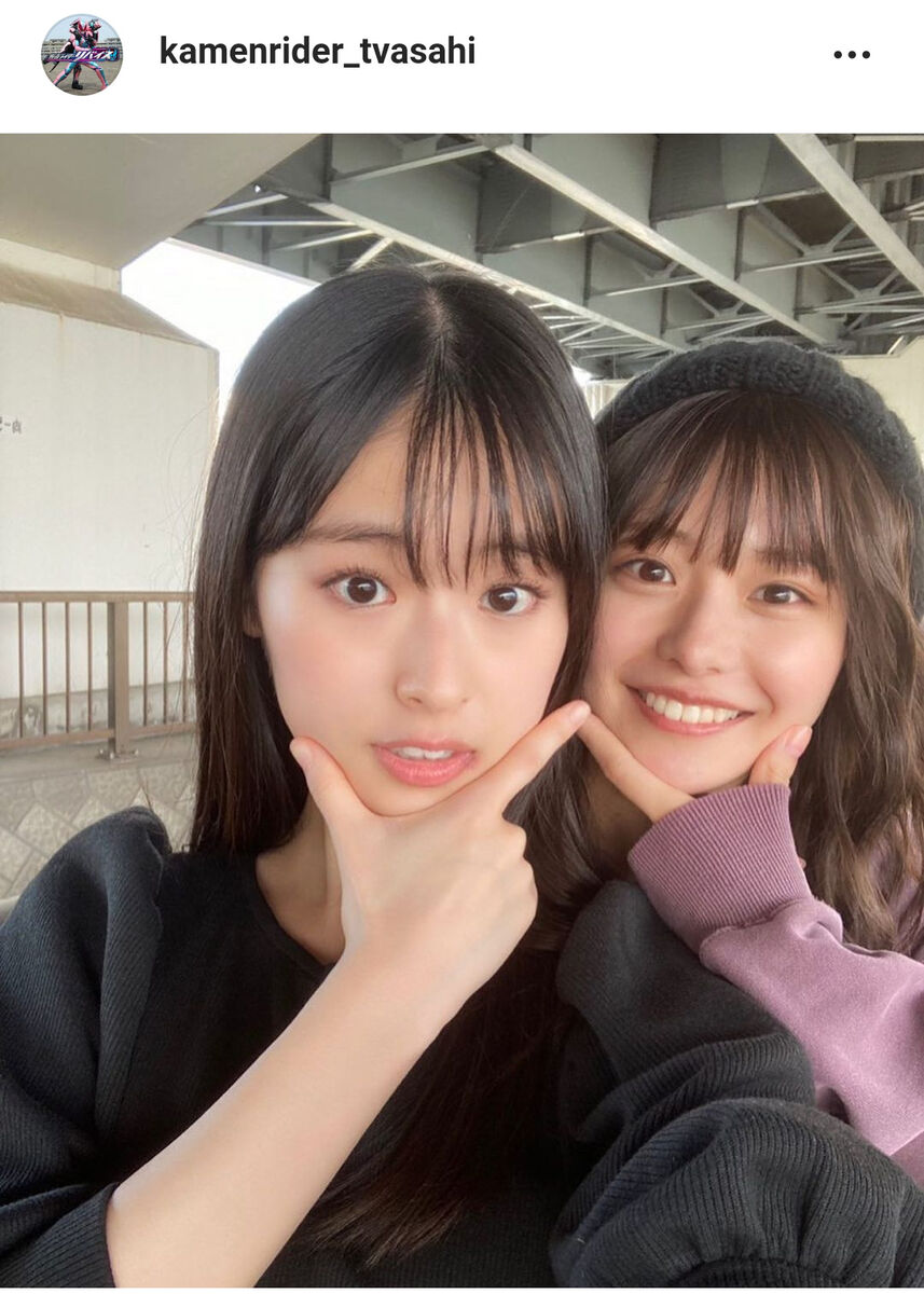 仮面ライダーリバイス」五十嵐さくら＆アギレラの仲良し2ショット公開