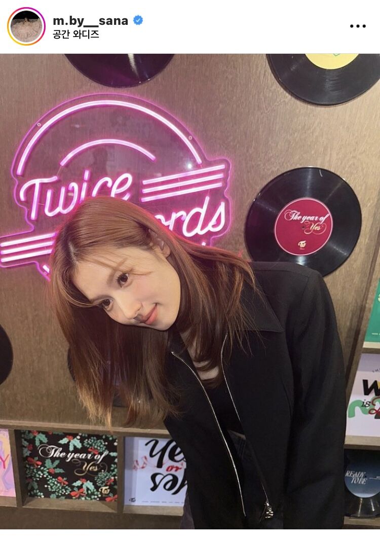 TWICE・サナ、デビュー8周年に記念ショット公開！ファンからは