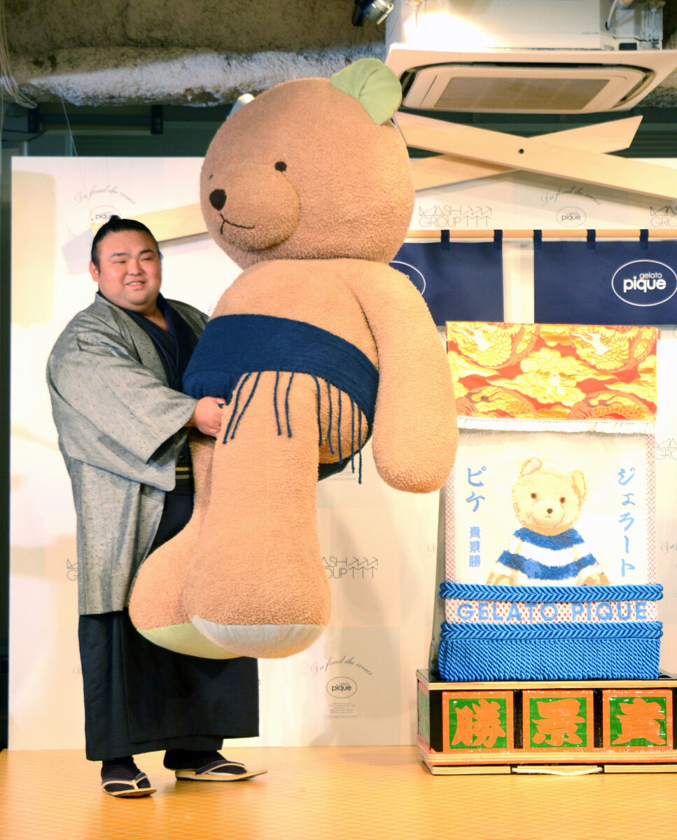 貴景勝にジェラピケからふわもこ化粧まわしが贈呈…190センチの“横綱