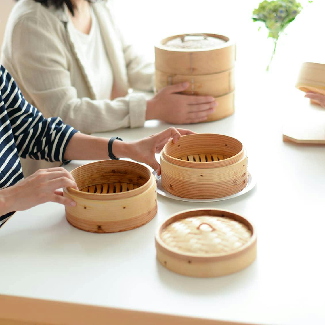 照宝や檜素材の蒸篭を持つスタッフが、せいろの良さを熱弁！ - 北欧