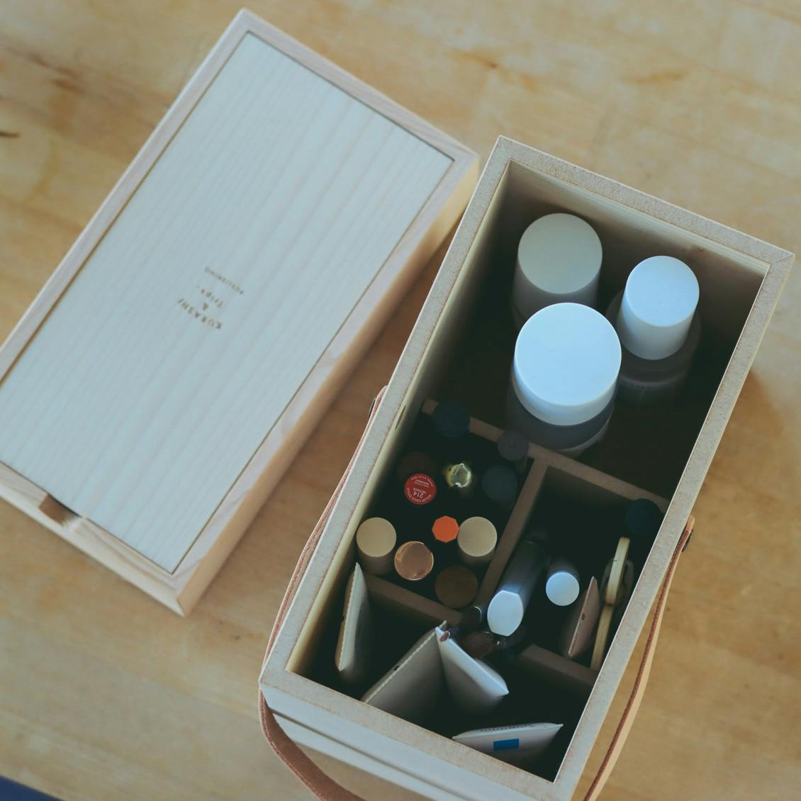 スタッフの愛用品】持ち運び自由。整理上手な「メイクボックス」が