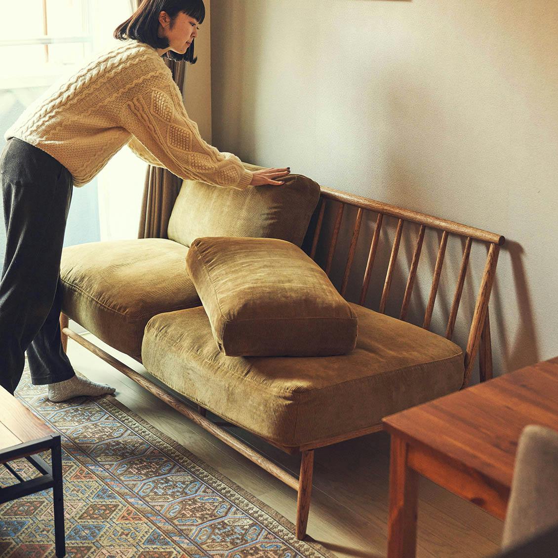 MOMO NATURALのソファで「居心地いい空間」を叶えたスタッフ2名の部屋