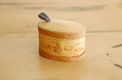 スウェーデンの工芸品/ハンドクラフトの白樺のキャニスター（小