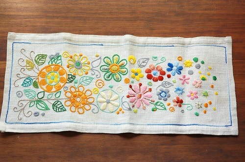 スウェーデンで見つけたリネン花模様刺繍テーブルセンター - 北欧