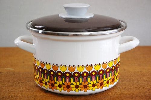 スウェーデンで見つけたホーロー両手鍋（花柄） - 北欧、暮らしの道具店