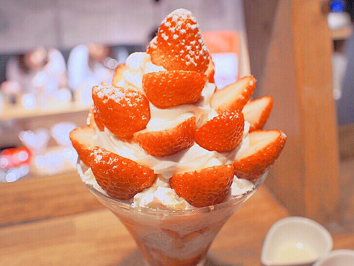 浦河いちごのパフェ専門店『ベリーベリークレイジー』札幌ススキノに