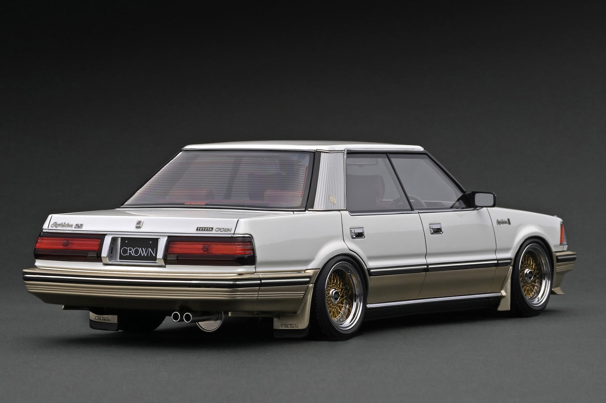 Ignition Model 1:18 Toyota Crown 3.0 Royal Saloon G (120) Pearl