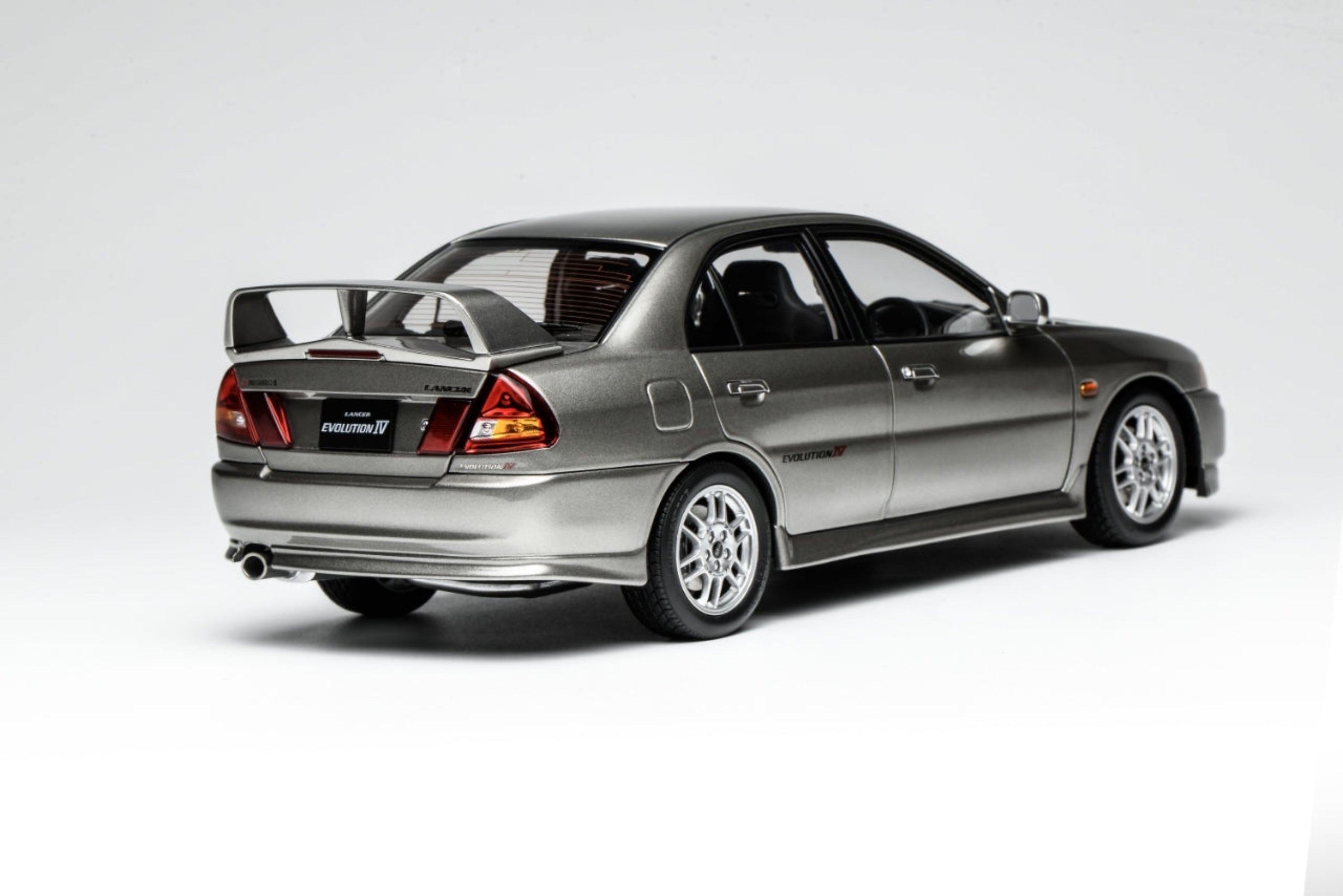 Motorhelix 1:18 Mitsubishi Lancer Evolution IV STEEL SILVER