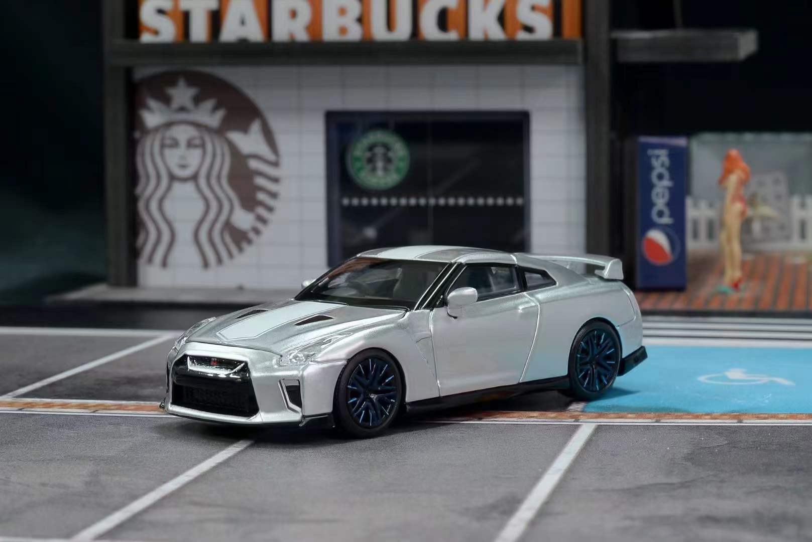 Motorhelix 1:64 Nissan GT-R (R35) 50th Anniversary Diecast