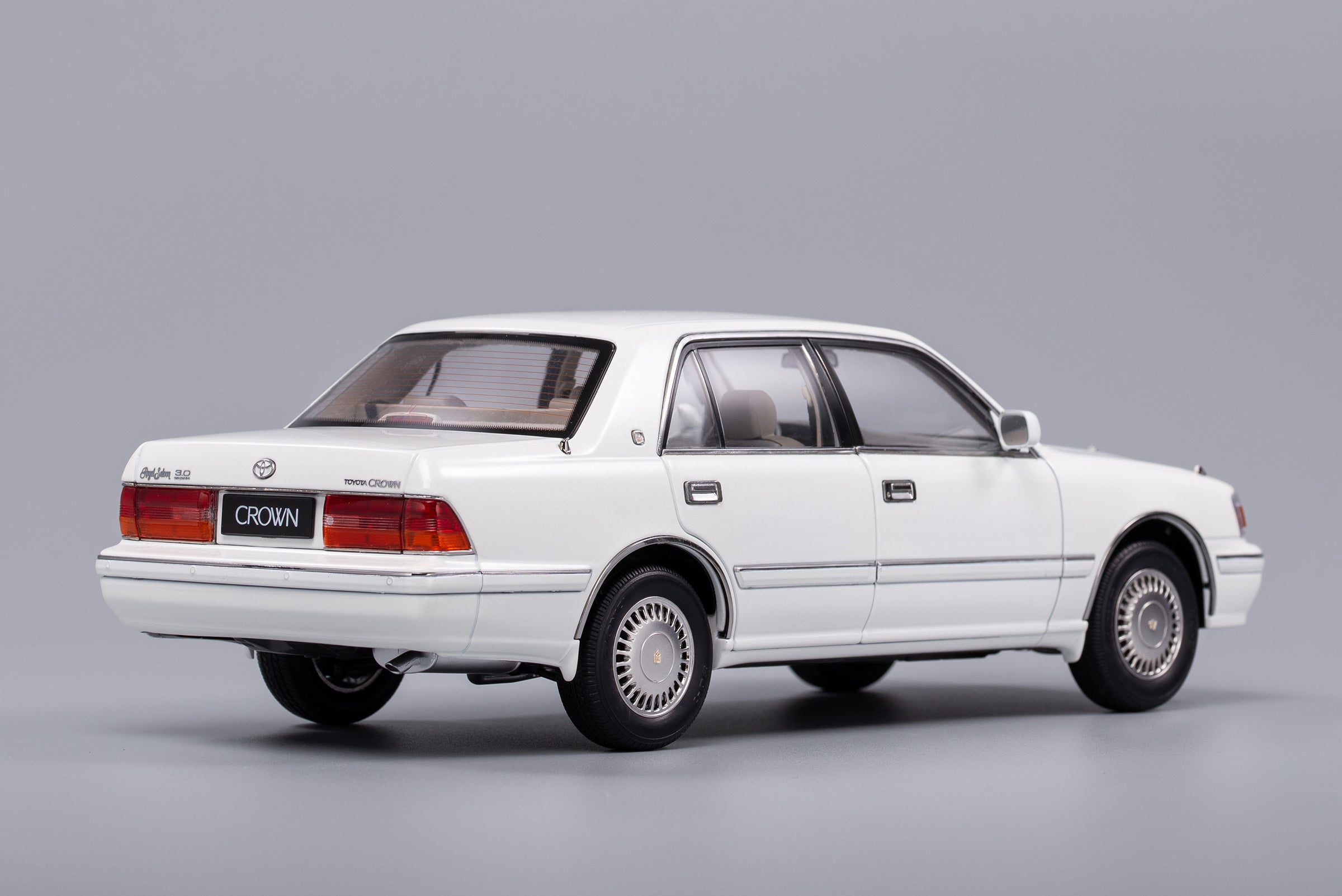 Kengfai 1:18 Toyota Crown Pearl White LHD KF027-2 – Horizon Diecast