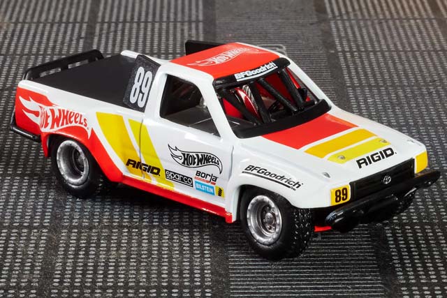 ELITE64シリーズの1989 Toyota HiLux Stadium Truck発売！【Mattel