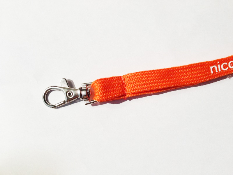 オレンジ色ネックストラップ