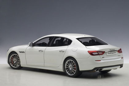 1/18 75808 マセラティ クアトロポルテ GT S （ホワイト） ミニカー