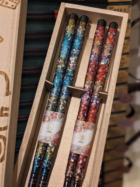 福岡で見つける特別なクリスマスギフト—HUGLOTの光り輝く若狭塗りのお