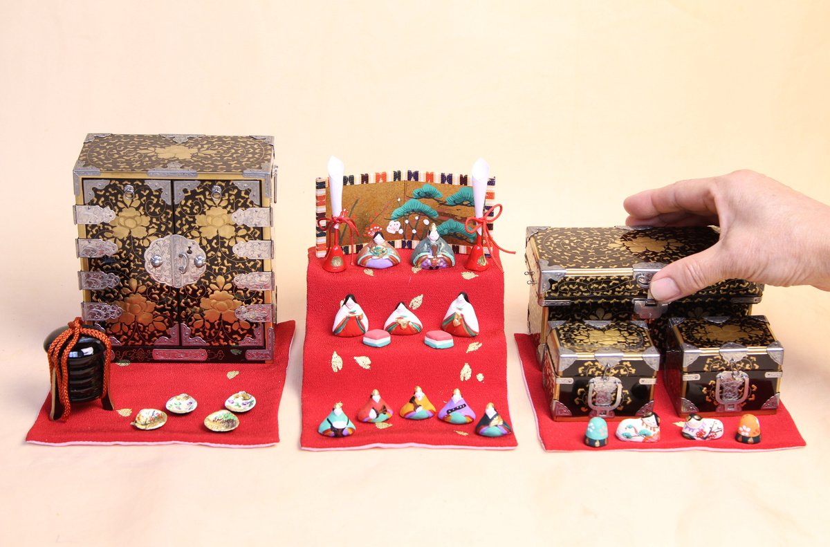 アンティーク雛道具と小さいな雛人形