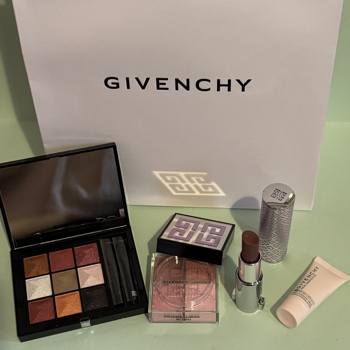 ジバンシイ福袋[2026]は絶対に買うべき！運命のアイテムがあなたを待っ