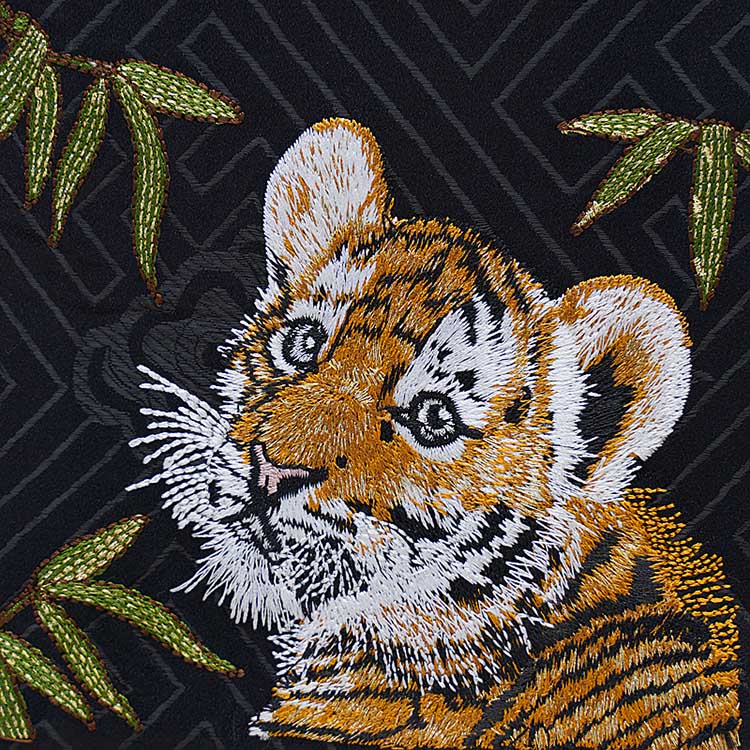 刺繍入り名前旗 【未来子虎】 生年月日入り 飾台付 – 福仙