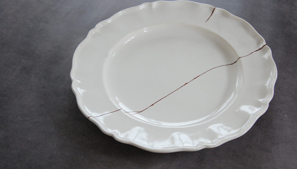 小さな傷をアートに変える、河口竜彦さんの生まれ変わるアートピースの