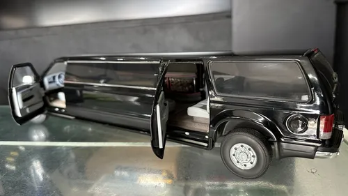 Miniatura 2004 Ford Excursion Limousine-black Limousine 1/18