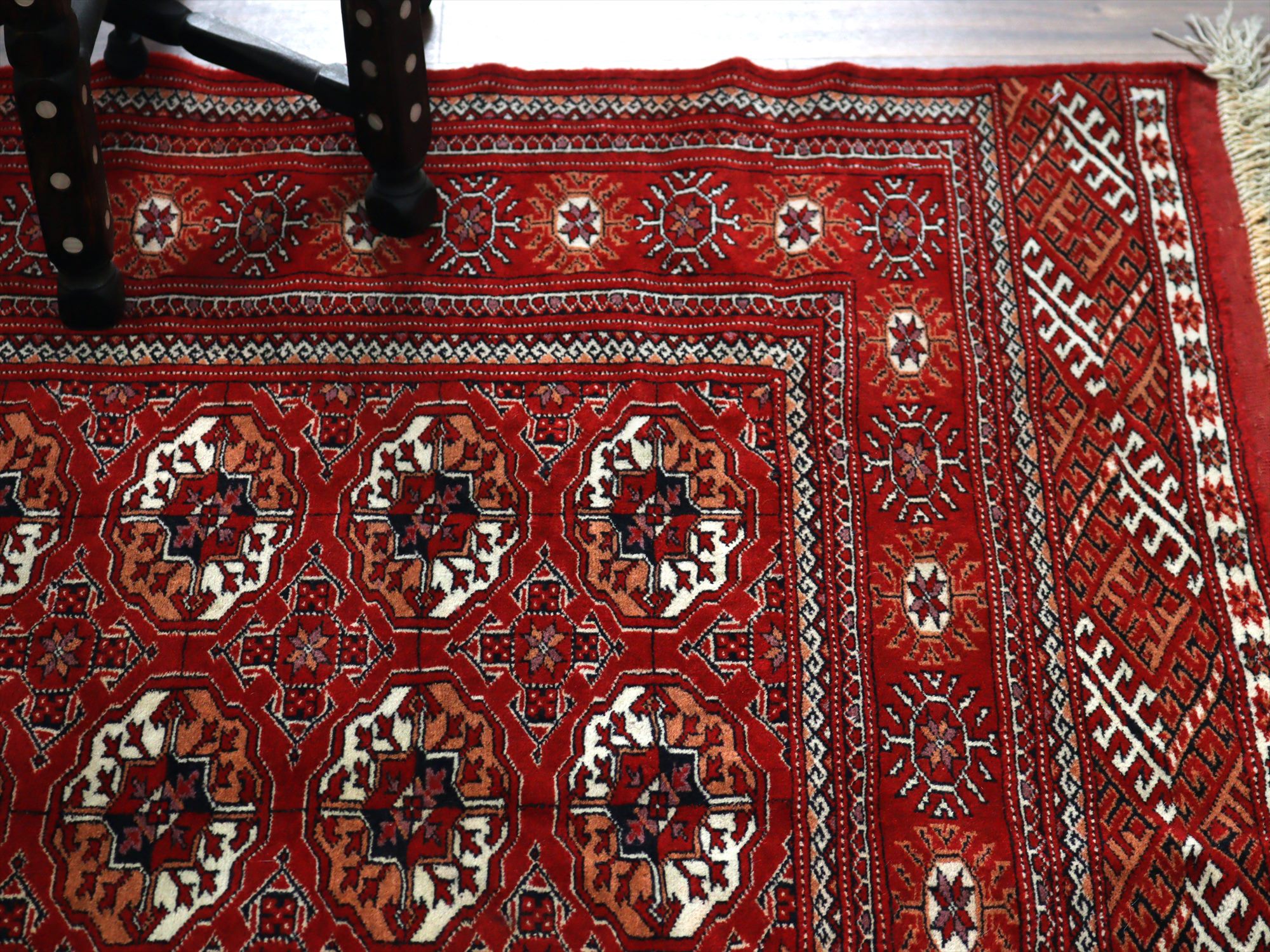 トルクメン族の絨毯 トライバルラグ208×134cm 連なるギュル文様 手織り