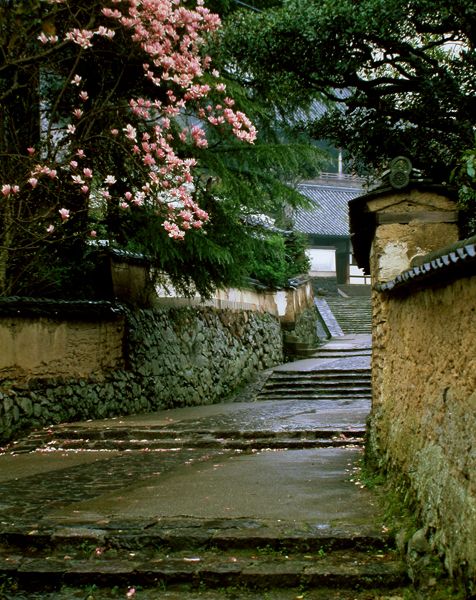 入江泰吉「春めく二月堂裏参道」