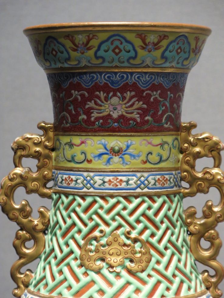 清乾隆(1736-1795年) 景德鎮窯粉彩透彫唐草文雙耳瓶,「大清乾隆年製