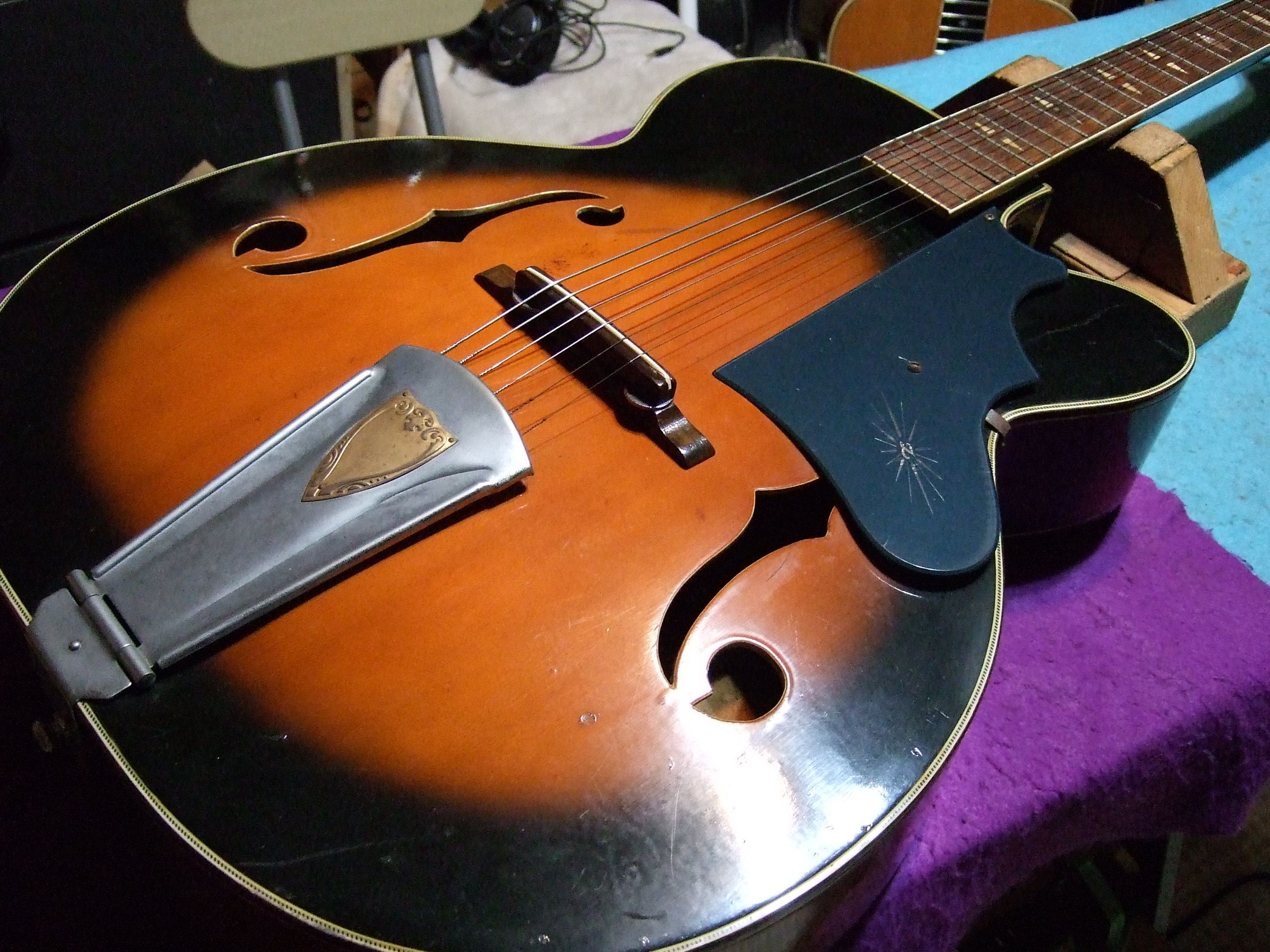 27 件の「ピックギター 日本製（mede in japan Archtop Guitars）」の
