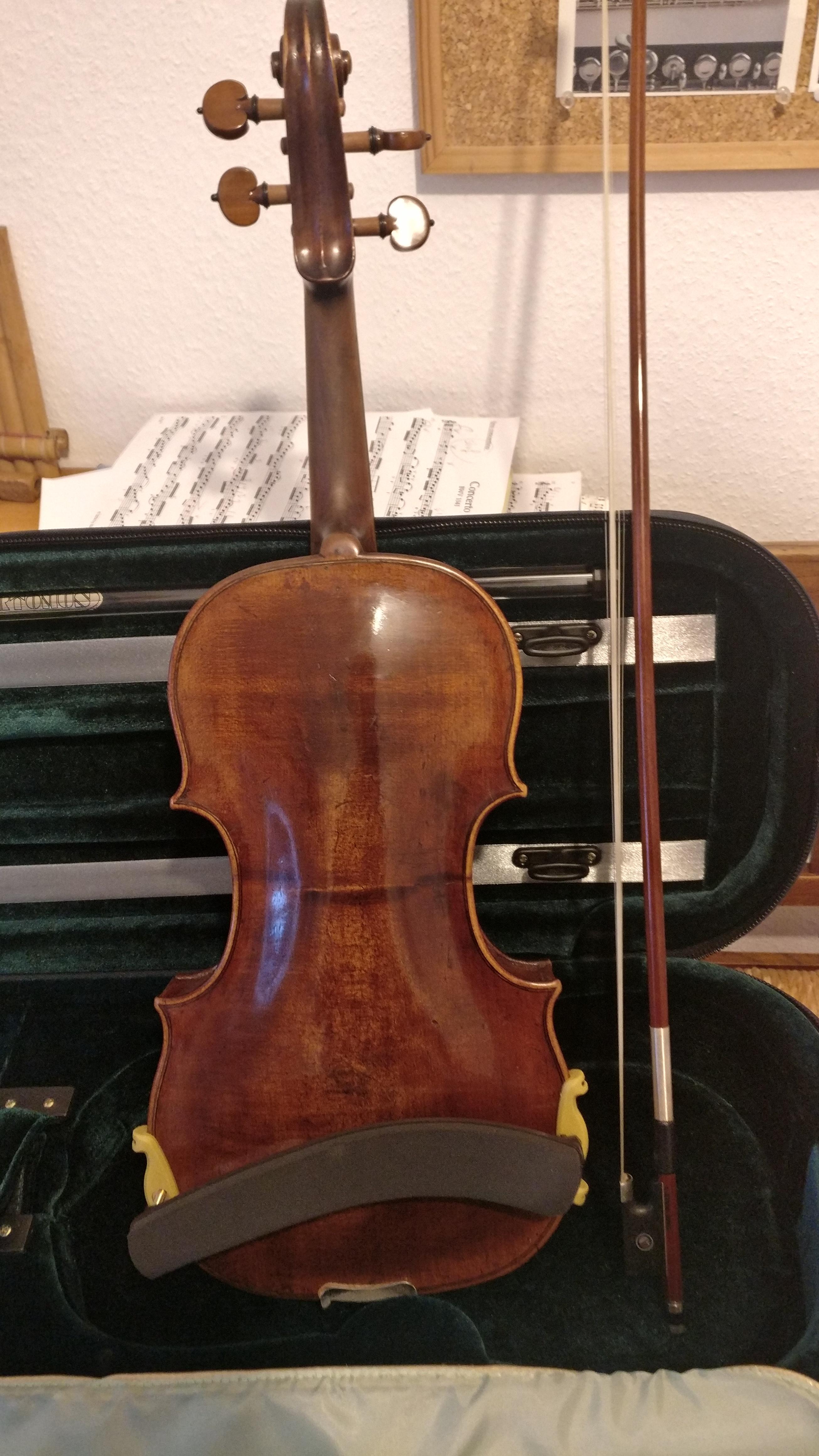 それで、これが私のバイオリンです。こんな風に一枚板の裏板の