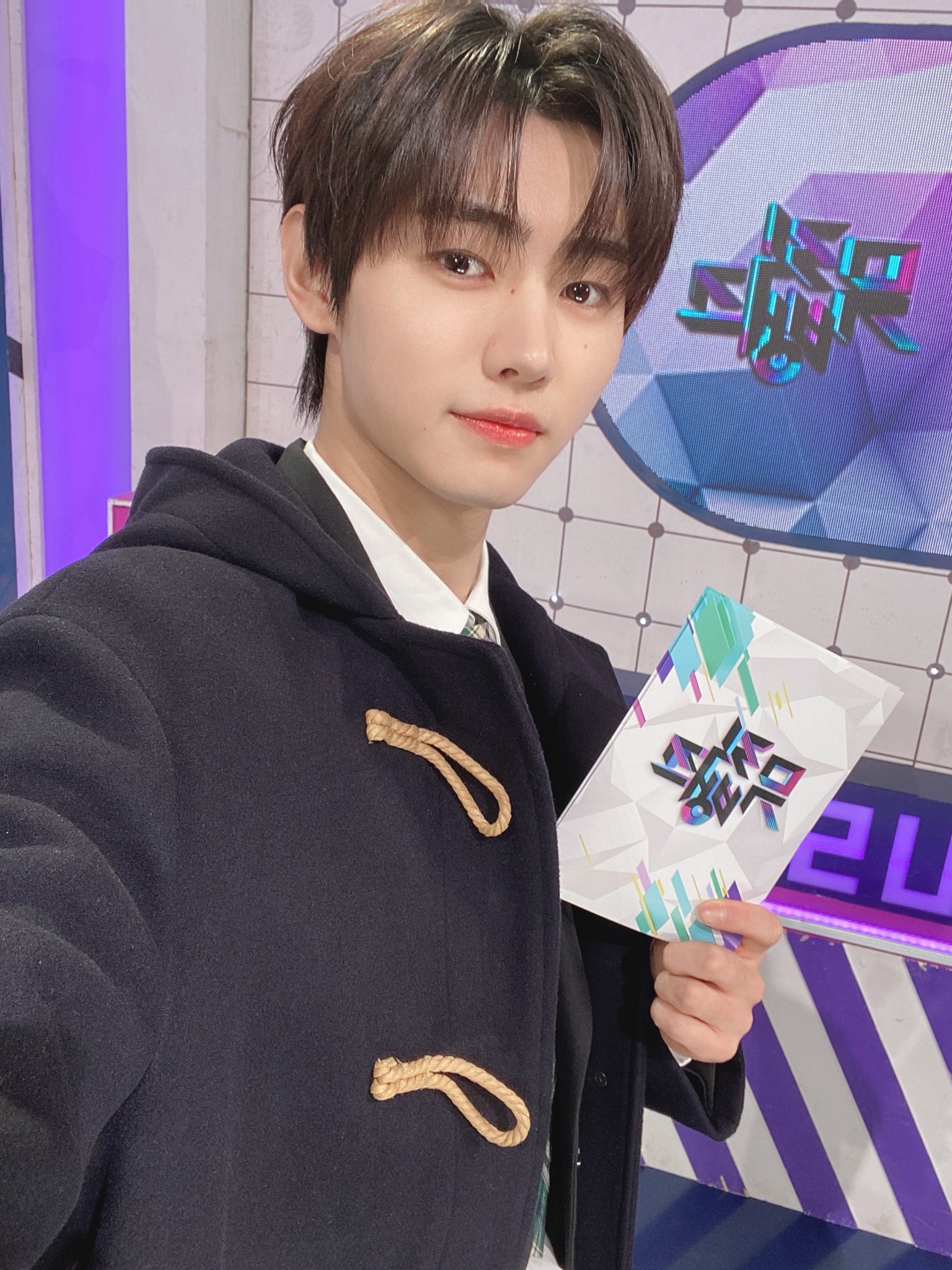 211119 Music Bank: Post show picture with MC Sunghoon : r/enhypen