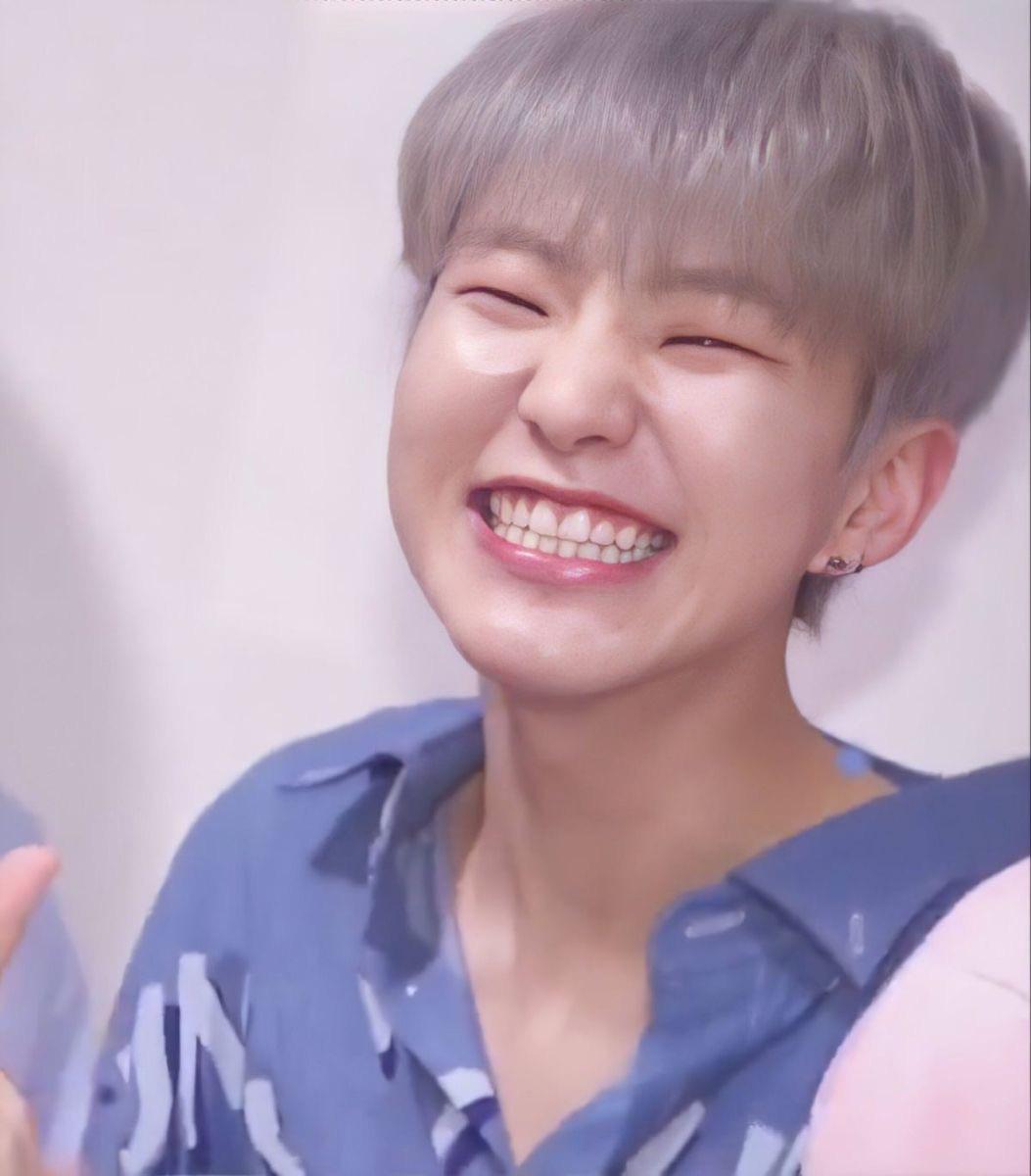 It's world smile day! Post your favorite pic of your bias smiling