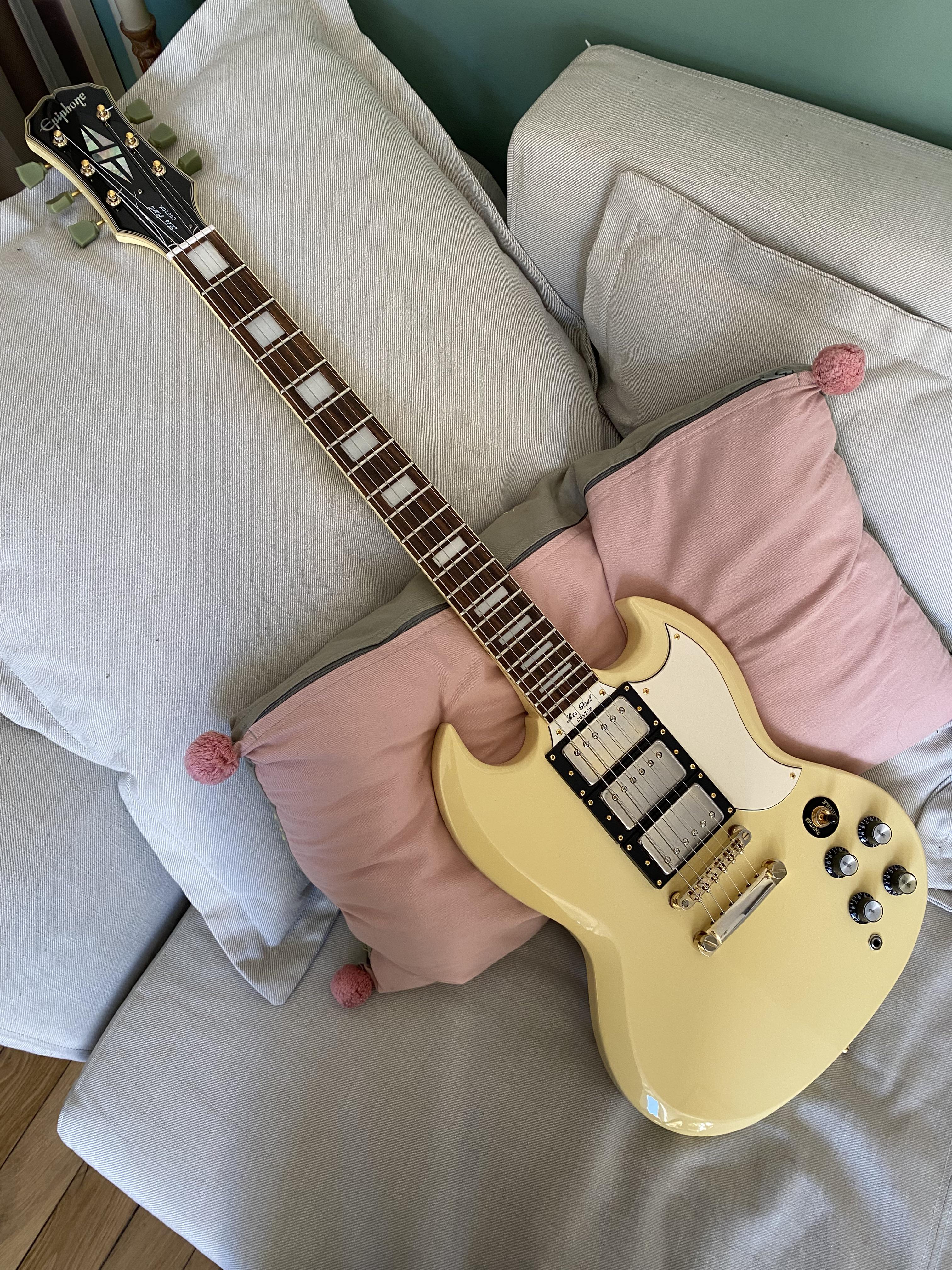 My new (to me) Korean Epiphone G-400 Les Paul Custom from 2000 : r
