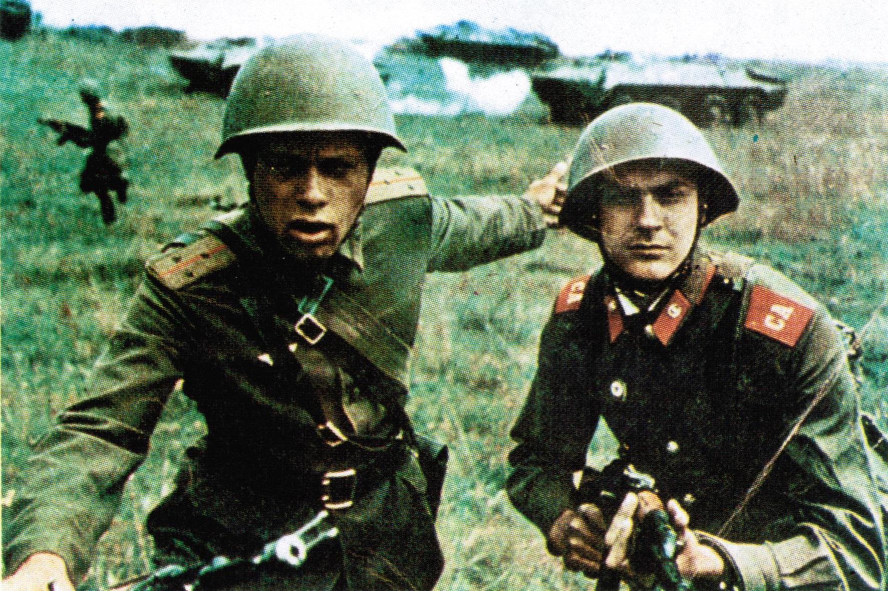 ソ連機械化歩兵部隊の隊長（左）と兵士（右）、1978年以前 [1773×1179