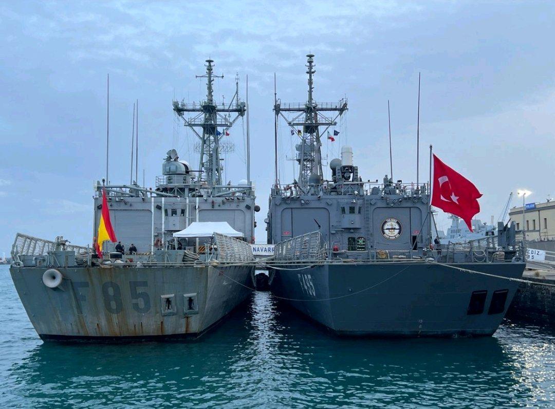 スペインとトルコのオリバー・ハザード・ペリー級フリゲートがNATO演習