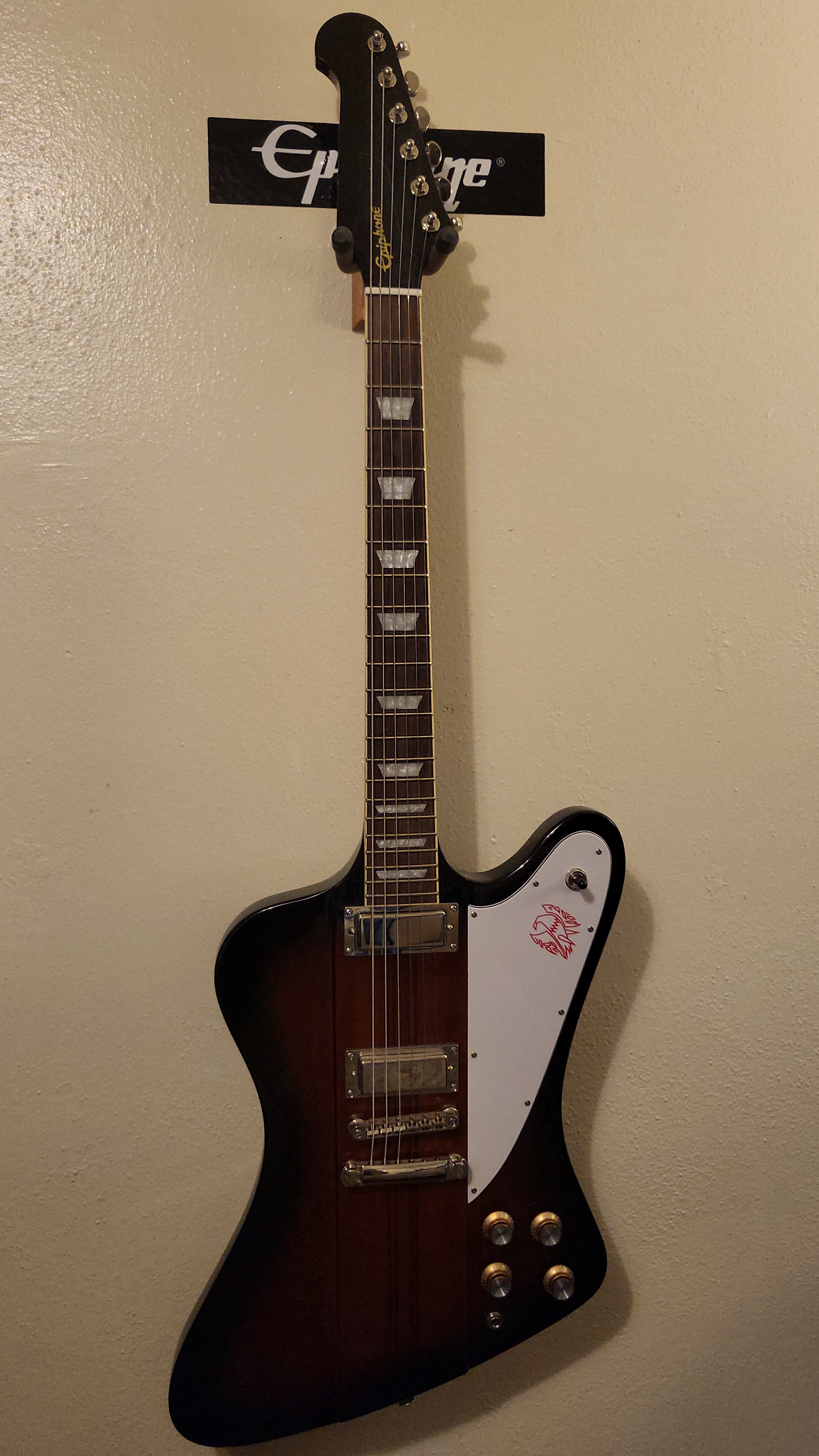 マジで言うと、最新のエピフォン・ファイヤーバードはギブソンと区別