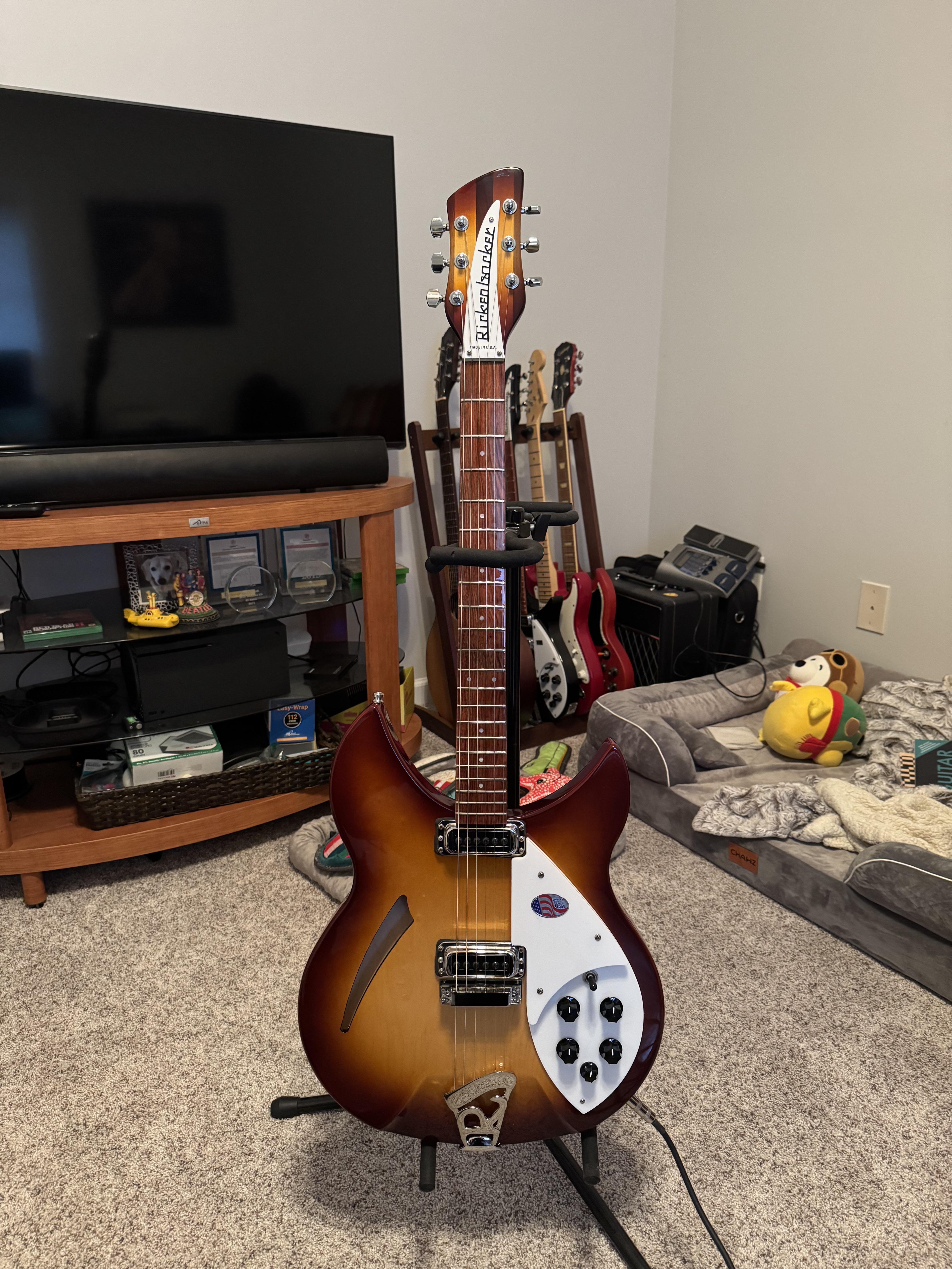 New to me 2025 330 in Montezuma Brown : r/rickenbacker
