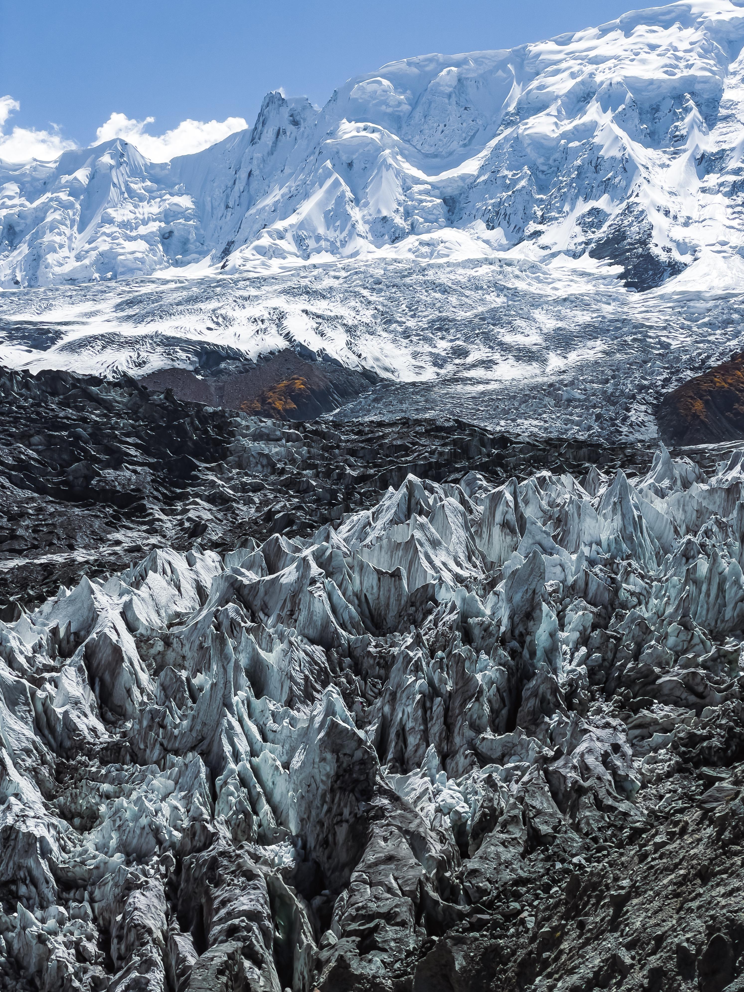 パキスタンのラカポシ山のふもとにある、まさに異世界のような氷河