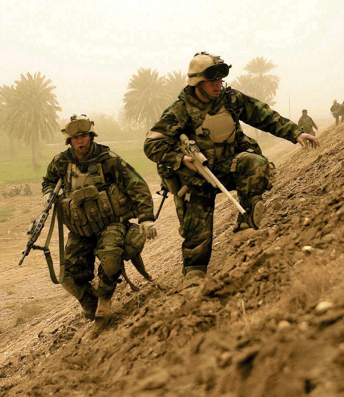 2003年、イラク戦争中のアメリカ海兵隊の狙撃兵2人。[1097 × 1266] : r