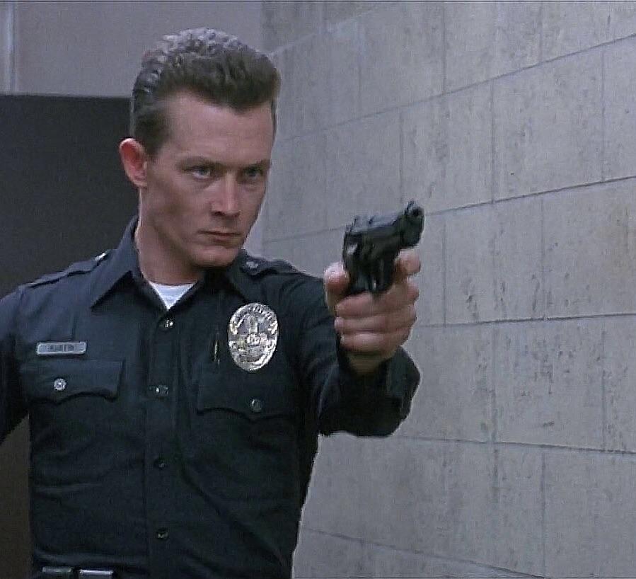 人間じゃない機械として、ターミネーター2のT-1000は完全な両利きぶり