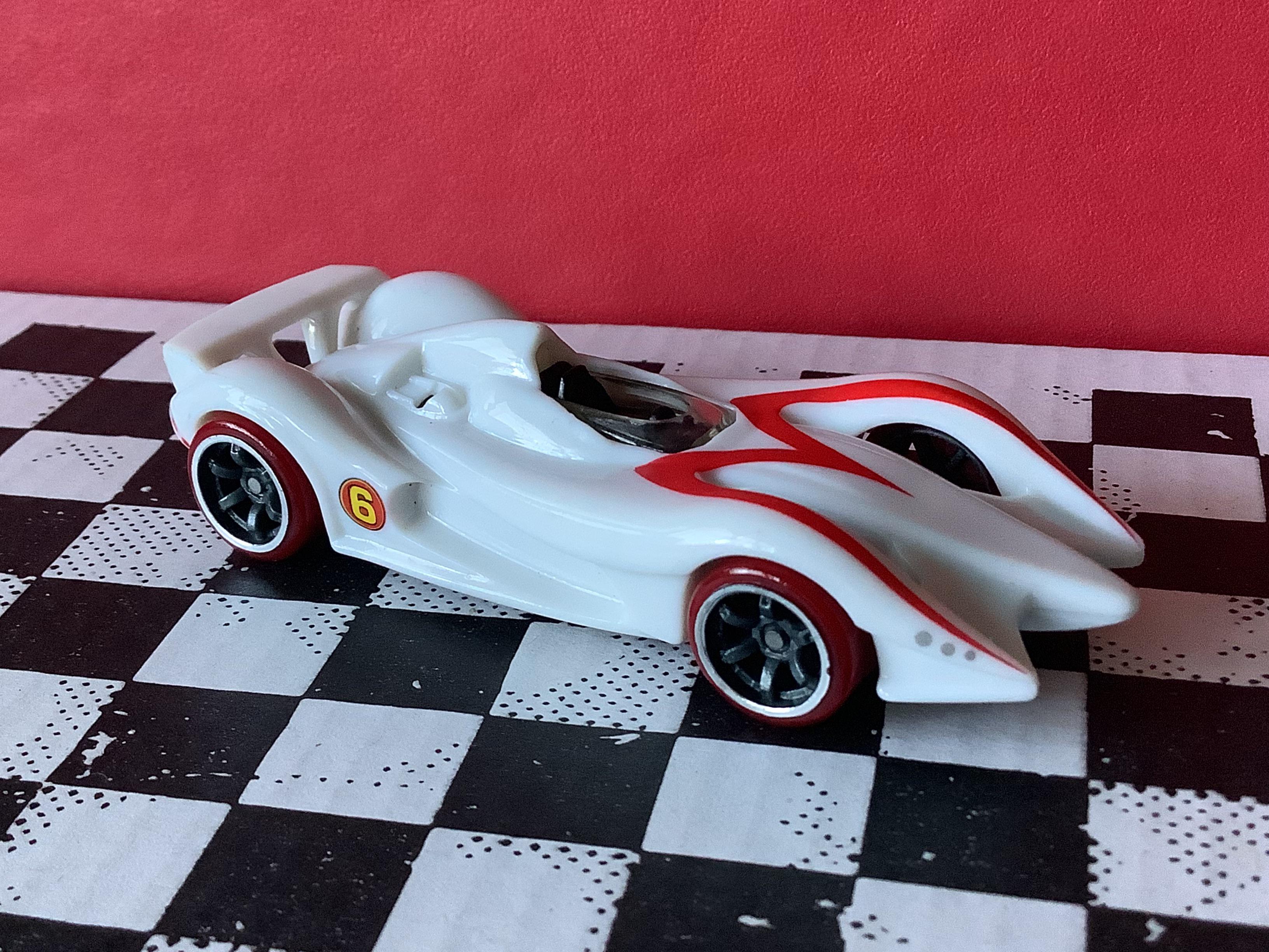 マッハ6のスピードレーサー、赤いcomold 6本スポークホイール付き