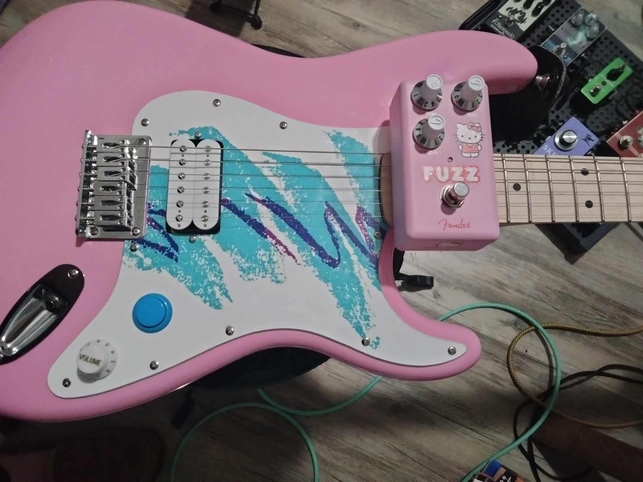 New Hello Kitty Fender Fuzz! : r/Guitar
