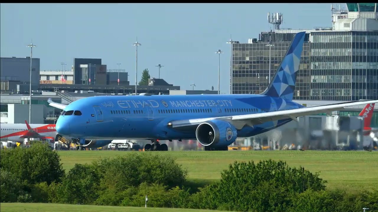 4K] Etihad Airways Boeing 787-9 Manchester City livery Boeing