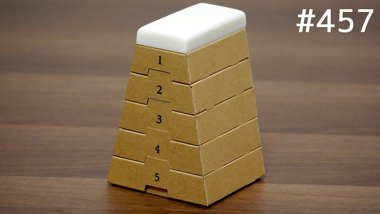 ダンボールで作った跳び箱の小物入れ。1番上は消しゴム / Miniature