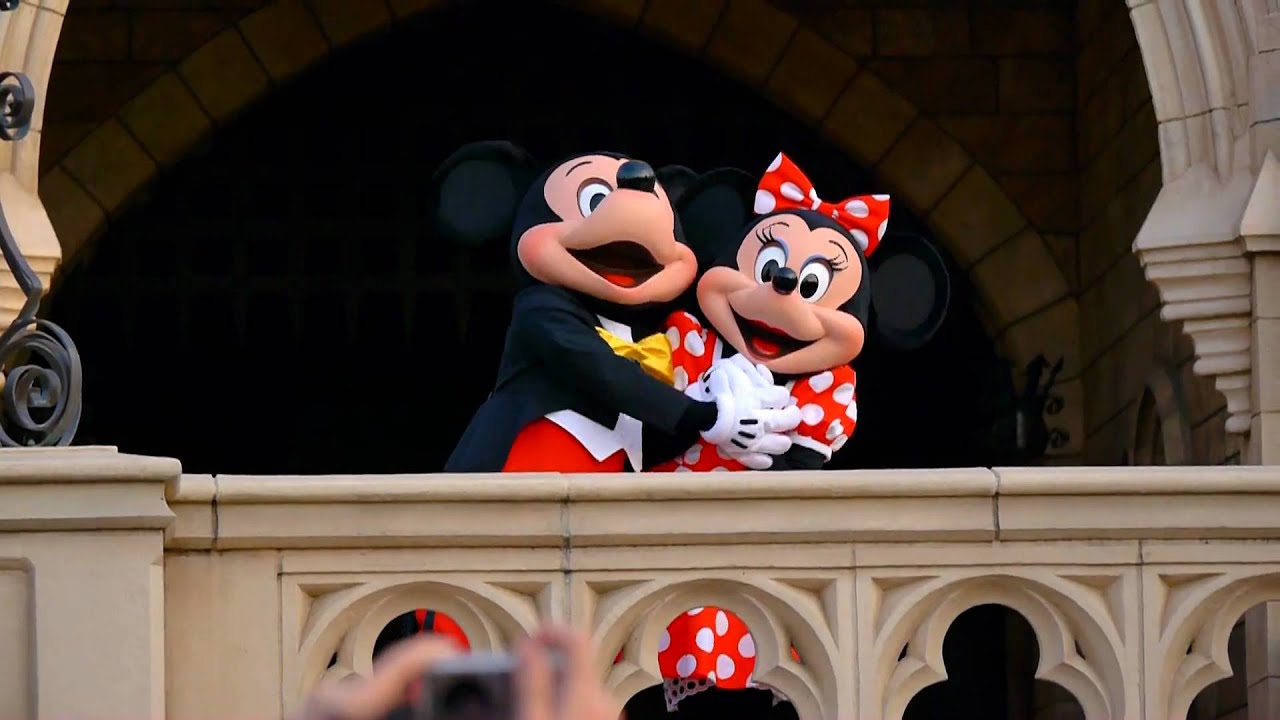 ミッキーとミニーのシンデレラ城前グリーティング - YouTube