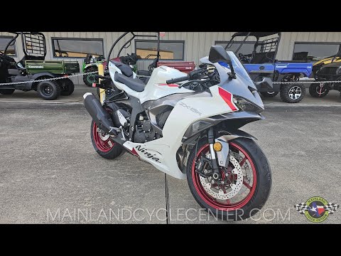 2025 KAWASAKI NINJA ZX-6R 636 WALK-AROUND IN PEARL ROBOTIC WHITE